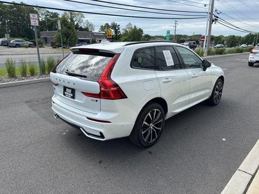 Crystal White Metallic 2025 Volvo XC60 B5 Plus