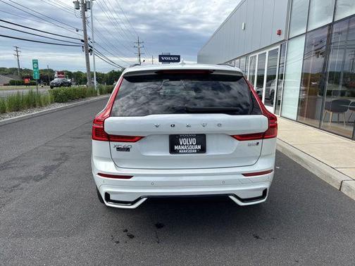 Crystal White Metallic 2025 Volvo XC60 B5 Plus