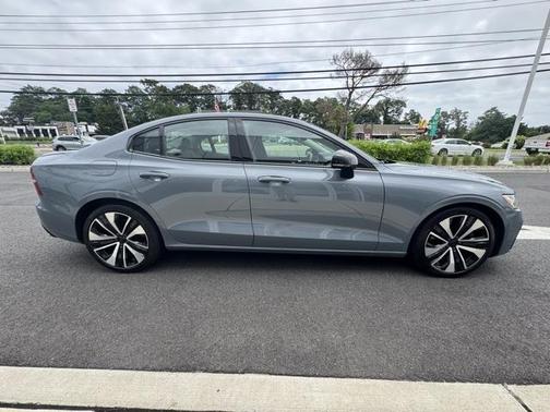 2022 Volvo S60 T5 Momentum