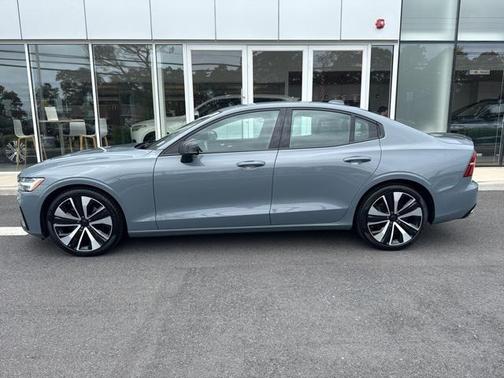 2022 Volvo S60 T5 Momentum