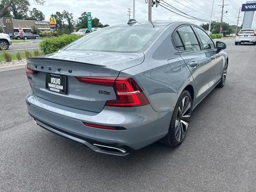 2022 Volvo S60 T5 Momentum