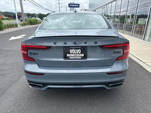 2022 Volvo S60 T5 Momentum