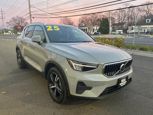 2025 Volvo XC40 B5 Core Bright Theme