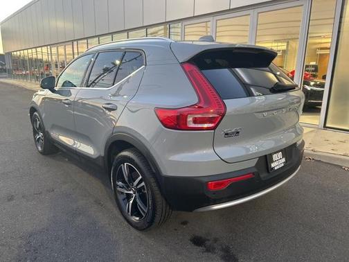2025 Volvo XC40 B5 Core Bright Theme