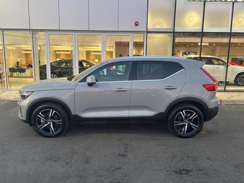2025 Volvo XC40 B5 Core Bright Theme