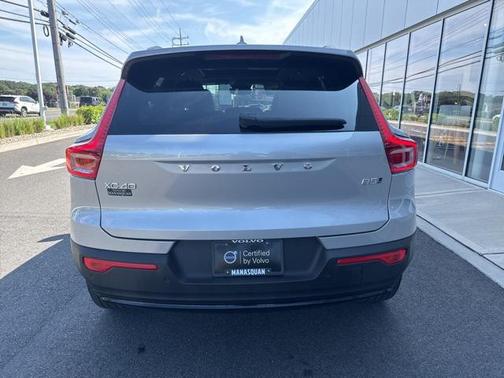 2025 Volvo XC40 B5 Plus Dark Theme