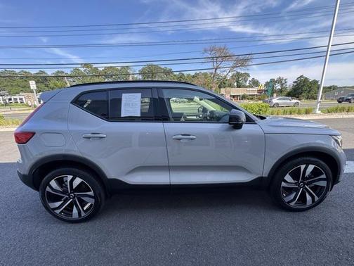 2025 Volvo XC40 B5 Plus Dark Theme