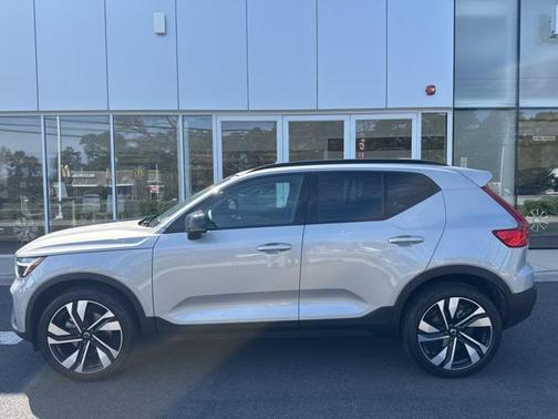 2025 Volvo XC40 B5 Plus Dark Theme