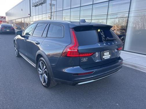 2025 Volvo V60 Cross Country Plus, B5 AWD Gas (mild hybrid)