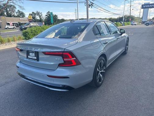 2024 Volvo S60 B5 Core Dark Theme
