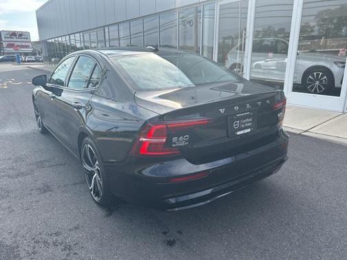 2024 Volvo S60 B5 Plus Dark Theme