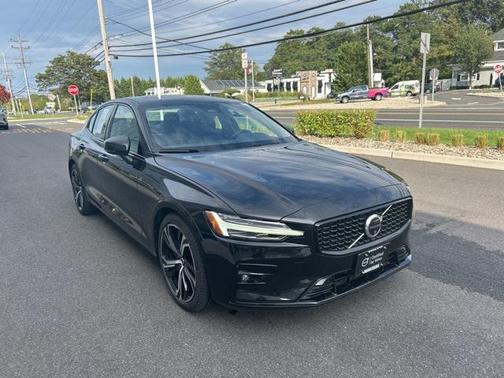 2024 Volvo S60 B5 Plus Dark Theme