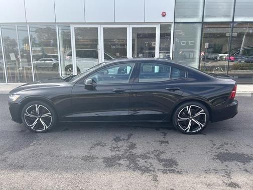 2024 Volvo S60 B5 Plus Dark Theme