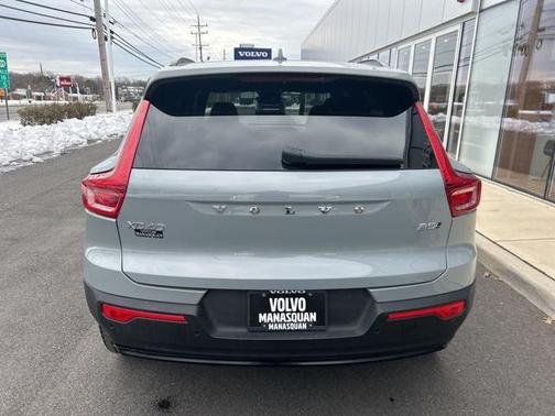 2025 Volvo XC40 B5 Plus Dark Theme