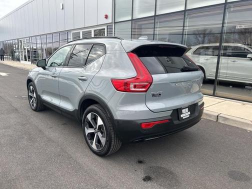 2025 Volvo XC40 B5 Plus Dark Theme