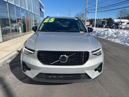 2025 Volvo XC40 B5 Plus Dark Theme