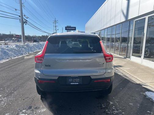 2025 Volvo XC40 B5 Plus Dark Theme