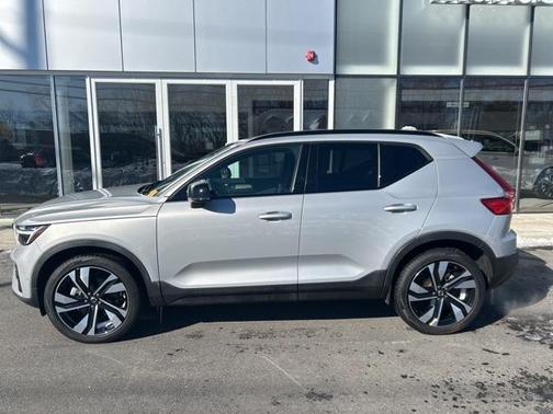 2025 Volvo XC40 B5 Plus Dark Theme