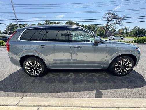 2022 Volvo XC90 T6 Momentum