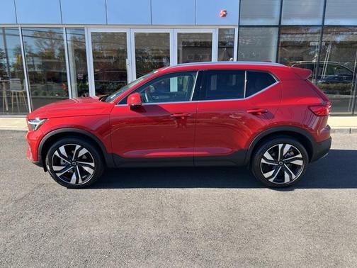 2025 Volvo XC40 B5 Plus Bright Theme
