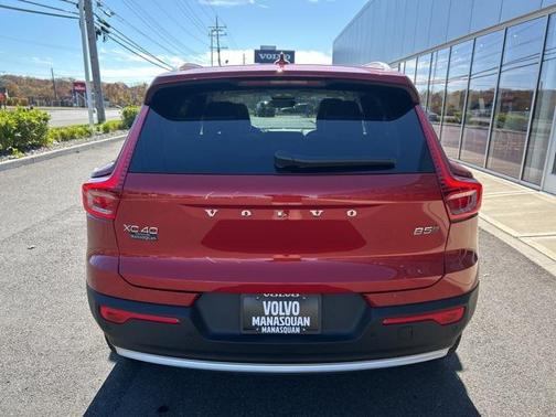 2025 Volvo XC40 B5 Plus Bright Theme