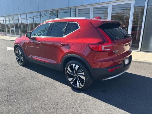 2025 Volvo XC40 B5 Plus Bright Theme