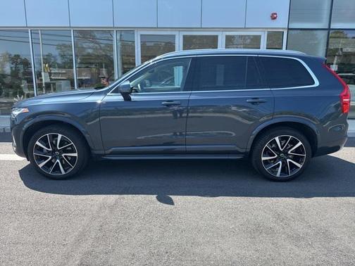 2022 Volvo XC90 T6 Momentum