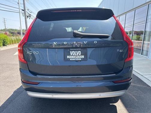 2022 Volvo XC90 T6 Momentum
