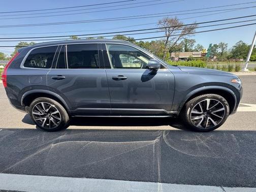 2022 Volvo XC90 T6 Momentum