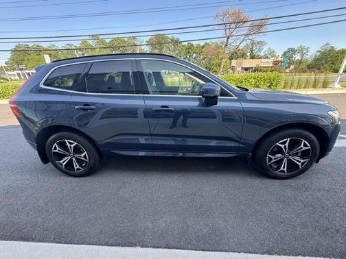 2022 Volvo XC60 Momentum