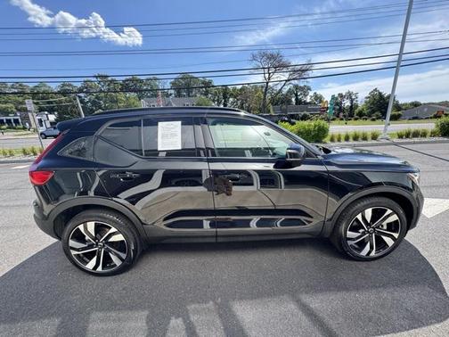 2025 Volvo XC40 B5 Plus Dark Theme