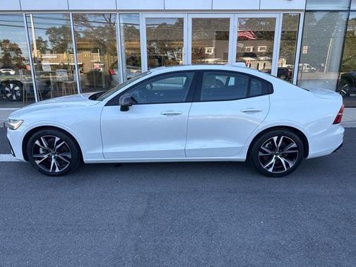 2024 Volvo S60 B5 Core Dark Theme