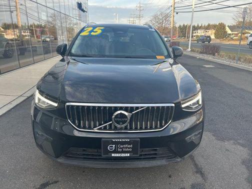 2025 Volvo XC40 B5 Plus Bright Theme