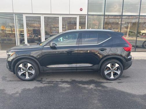 2025 Volvo XC40 B5 Plus Bright Theme