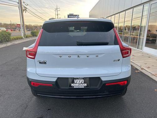 2025 Volvo XC40 B5 Plus Dark Theme