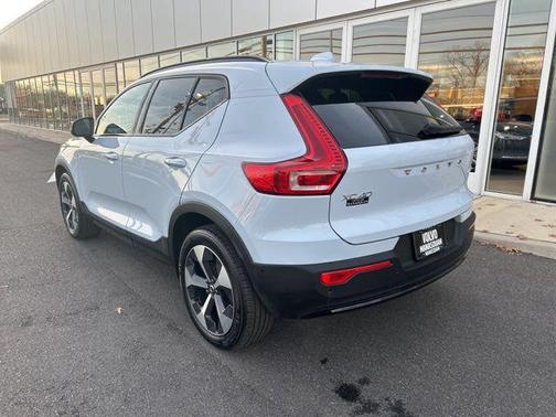 2025 Volvo XC40 B5 Plus Dark Theme