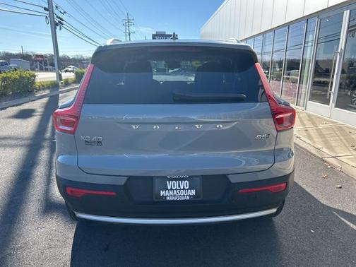 2025 Volvo XC40 B5 Core Bright Theme