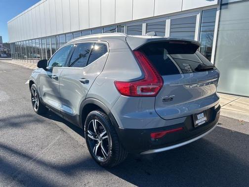 2025 Volvo XC40 B5 Core Bright Theme