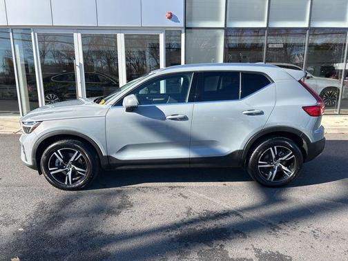 2025 Volvo XC40 B5 Core Bright Theme