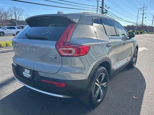 2025 Volvo XC40 B5 Core Bright Theme