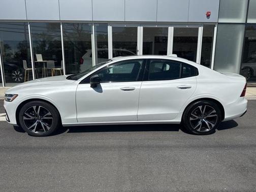 2024 Volvo S60 B5 Core Dark Theme