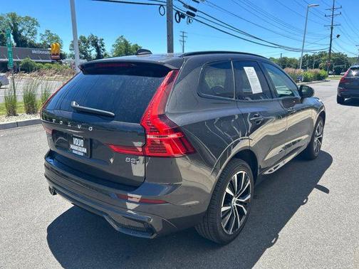 Platinum Grey Metallic 2025 Volvo XC60 B5 Plus