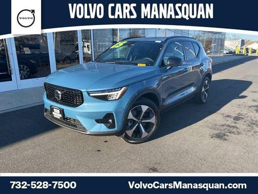 2025 Volvo XC40 B5 Plus Dark Theme