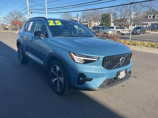 2025 Volvo XC40 B5 Plus Dark Theme