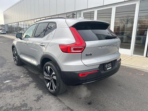 2025 Volvo XC40 B5 Plus Dark Theme
