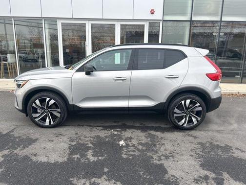 2025 Volvo XC40 B5 Plus Dark Theme