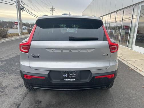 2025 Volvo XC40 B5 Plus Dark Theme