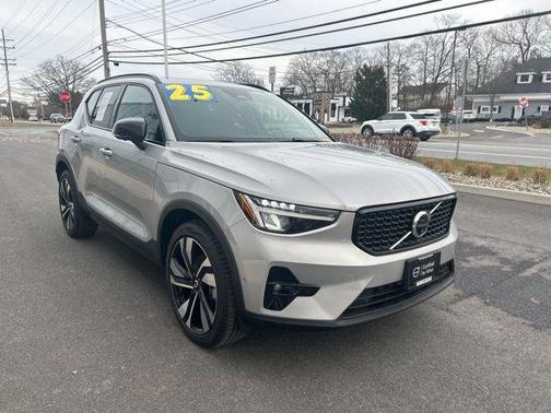 2025 Volvo XC40 B5 Plus Dark Theme