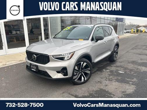 2025 Volvo XC40 B5 Plus Dark Theme