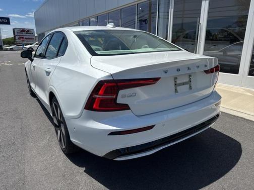 2023 Volvo S60 Recharge Plug-In Hybrid T8 Plus Dark Theme